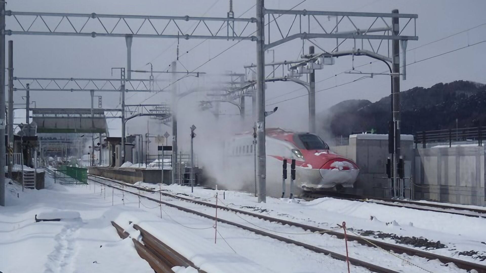 秋田新幹線着落雪対策設備新設