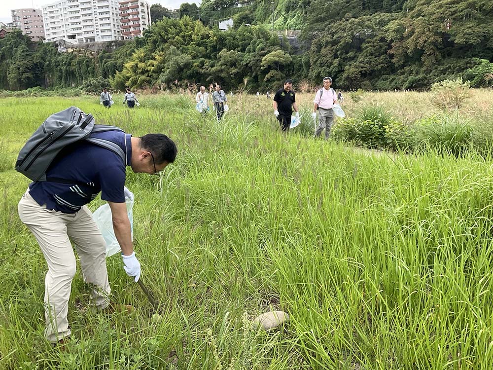 河川敷　清掃中